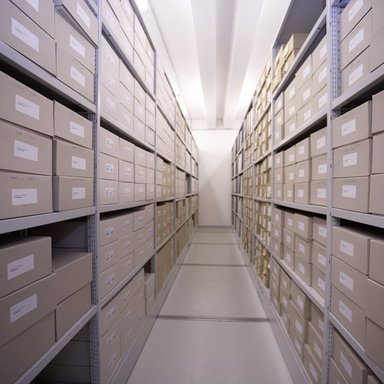 Archivregale mit Kartons befüllt