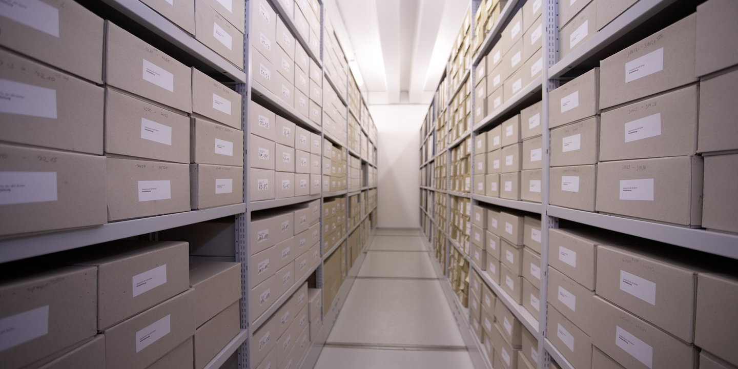 Archivregale mit Kartons befüllt